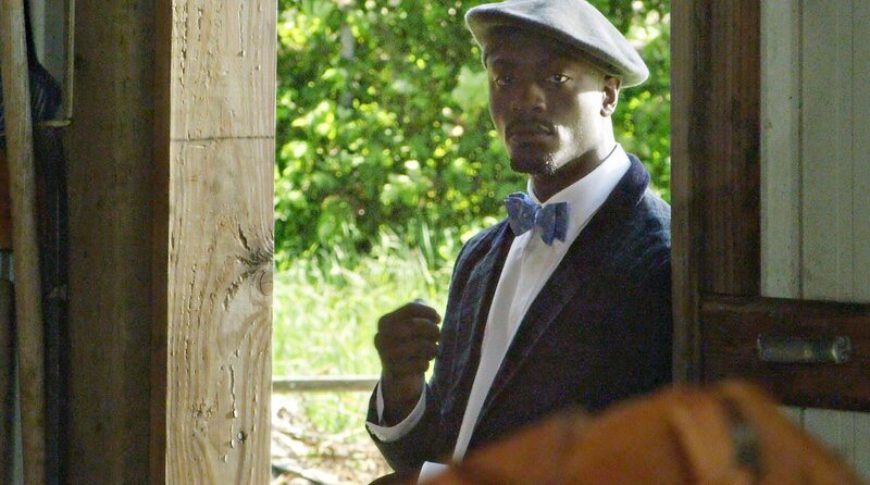 Auf einer Oldtimer Show tritt Hardison (Aldis Hodge) als exzentrischer Sammler auf, um den Preis mit einem Kaufangebot in die Höhe zu treiben. – Bild: VOX