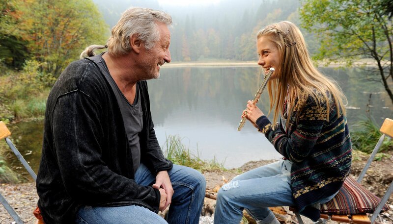 Lissy (Henrike von Kuick) musiziert mit Papa Valentin (Konstantin Wecker). – Bild: Elke Werner Lissy (Henrike von Kuick) musiziert mit Papa Valentin (Konstantin Wecker). – Bild: Elke Werner