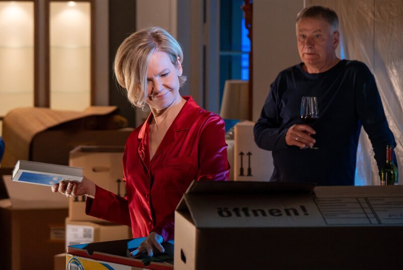 Während Kathrin Globisch (Andrea Kathrin Loewig) es völlig entspannt sieht, ist Roland Heilmann (Thomas Rühmann) genervt, dass neben ihren eigenen Umzugskisten auch Martin Steins noch überall rumstehen. – Bild: MDR/​Saxonia Media/​Sebastian Kiss
