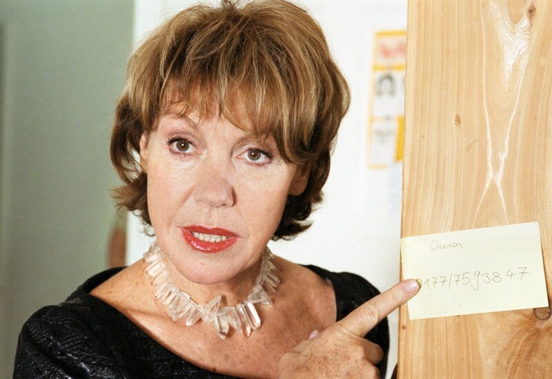 Was heisst hier Oma?! Juliane (Gaby Dohm) mag es nicht immer, wenn man die Dinge beim Namen nennt … – Bild: PLURIMEDIA /​ ARD Degeto /​ Katrin Knoke