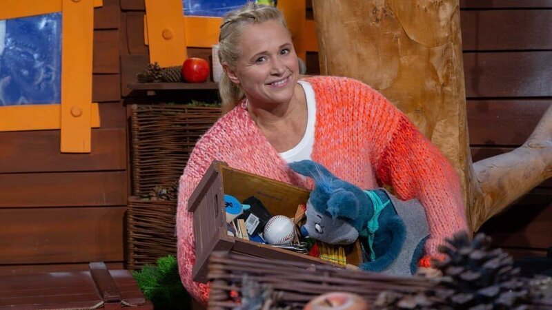 Singa und Fidi machen ein Spiel mit einer Kiste, die Singa aufräumen möchte. Fidi soll die Gegenstände ertasten die in der Kiste sind. Was ein Spaß! – Bild: KiKA