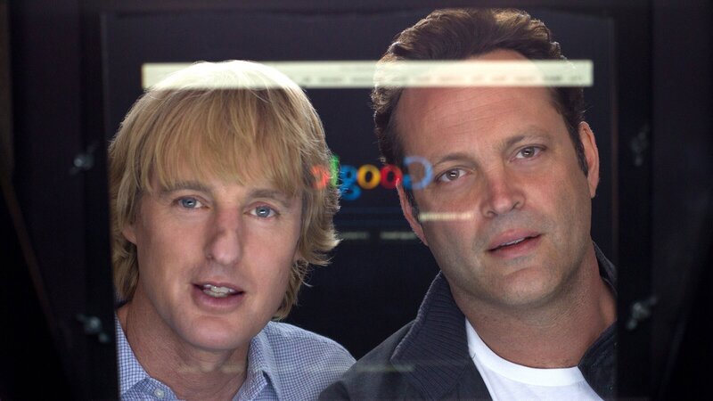 Nick (Owen Wilson, l.) und Billy (Vince Vaughn, r.) fassen den Entschluss sich bei Google für ein Praktikum zu bewerben und setzen alles daran, ihren Traum zu verwirklichen. – Bild: ZDF und Phil Bray Nick (Owen Wilson, l.) und Billy (Vince Vaughn, r.) fassen den Entschluss sich bei Google für ein Praktikum zu bewerben und setzen alles daran, ihren Traum zu verwirklichen. – Bild: ZDF und Phil Bray