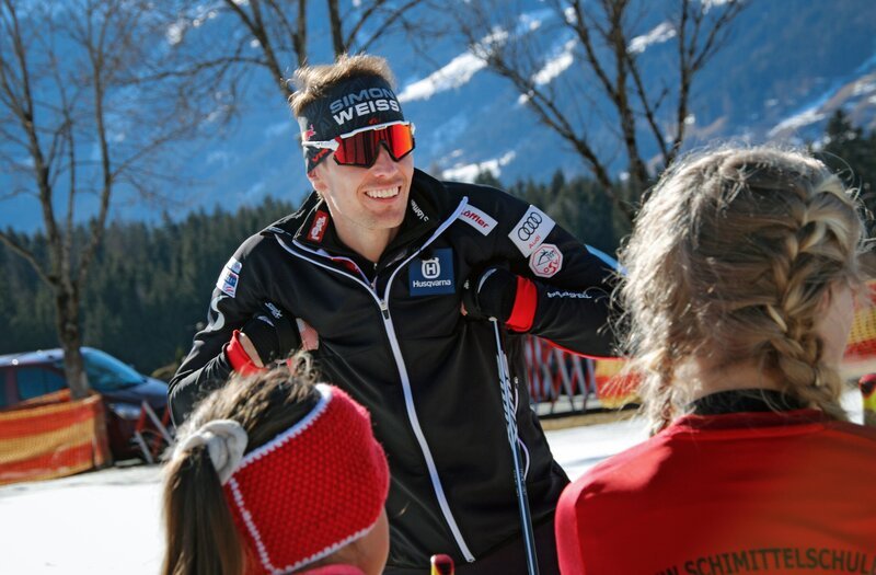 Julian Eberhard mit einer Gruppe von Kindern – Bild: ServusTV