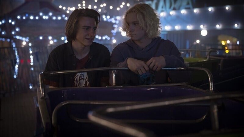 Mapplethorpe (Stacy Clausen, rechts) und Chester (Henry Strand) sind zusammen in einem Fahrgeschäft. – Bild: BR/​Werner Film Productions/​Ben Saunders