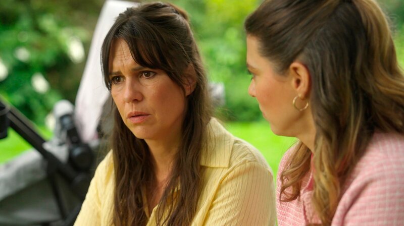 Franka (Birthe Wolter l.) hält es nicht länger aus, sie will von Ove (Ben Blaskovic) wissen, wer er wirklich ist! – Bild: NDR