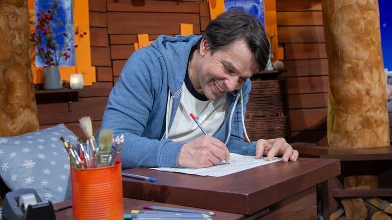 Es ist MACH-MiT!-Woche im Baumhaus und Juri mal einzelne Motive der Bastelvorlage für Fensterbilder aus. – Bild: KiKA