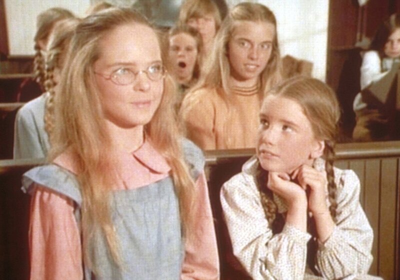 Dank ihrer neuen Brille kann Mary (Melissa Sue Anderson, l.) endlich wieder dem Unterricht folgen. Schwester Laura (Melissa Gilbert, r.) freut sich. – Bild: Sat.1 Gold