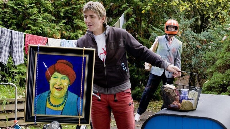 Fritz (Guido Hammesfahr) kommt mit der passenden Farbe für das Gemälde von Nachbars Tante nach Hause. Merkt er nicht, dass er von Herrn Wündisch (Mathias Matschke) verfolgt wird? – Bild: ZDF/​Antje Dittmann