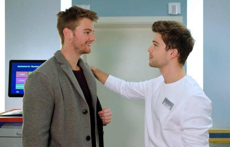 Kris Haas (Jascha Rust) freut sich, dass sein alter Freund Florian Klein (Aaron Koszuta) sein Praktisches Jahr in der Sachsenklinik machen wird. – Bild: MDR/​Sebastian Kiss