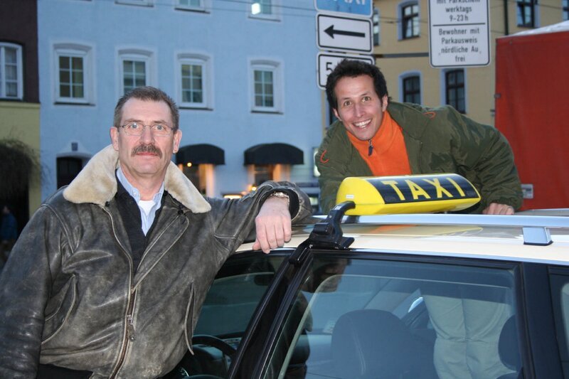 Willi unternimmt mit Alfons Haller, einem von Münchens 3500 Taxifahrern, eine kleine Spritztour. – Bild: BR/​megaherz gmbh