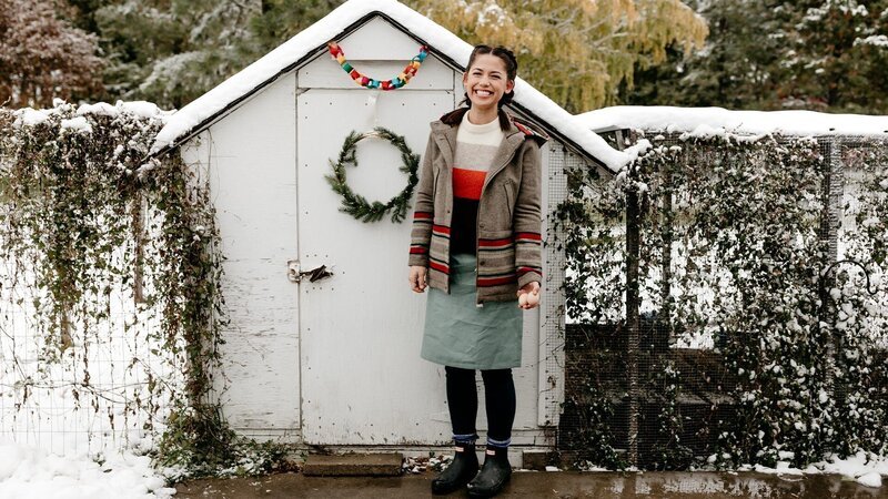 Es weihnachtet auf der Farm von Molly Yeh und ihrem Mann Nick. Typisch amerikanisch bereitet die Kochbuchautorin in der Holiday Season ein köstliches Buffet zu. Es gibt Pastrami-Fleischbällchen, Rosenkohl-Puffer und Spekulatius-Kuchen. Zum Abschied bekommt jeder Gast Marzipan-Riegel geschenkt. – Bild: HGTV