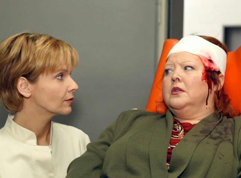 Hilde Wolf wird nach einem Unfall mit dem Verdacht auf Schädelbasisbruch in die Sachsenklinik eingeliefert. Dr. Katrin Globisch (Andrea Katrin Loewig, li.); Hilde Wolf (Franziska Troegner, re.) – Bild: NDR/​MDR/​Krajewski