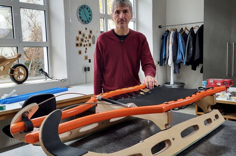 Modellbaumeister Thomas Egger fertigt Sportrodel in seiner Werkstatt. Einige seiner Schlitten waren bereits bei Sportrodel-Meisterschaften am Start. – Bild: SWR/​Wolfgang Dürr