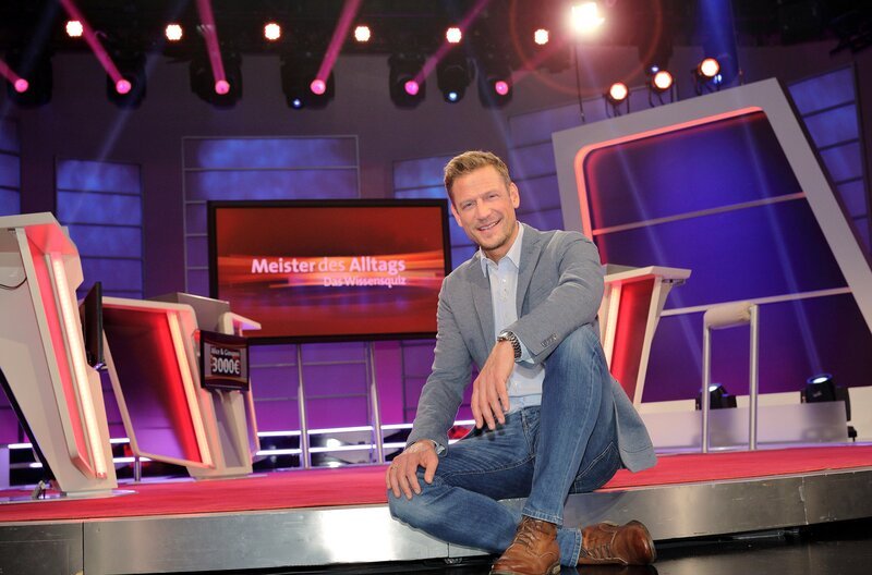Moderator Florian Weber stellt in seinem SWR Wissensquiz „Meister des Alltags“ die Alltagstauglichkeit seiner prominenten Kandidaten auf die Probe. – Bild: SWR/​Peter A. Schmidt