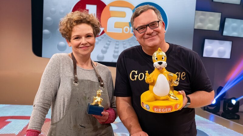 Bettina Siegmund-Felber zeigt Elton, wie man Piet Flosse vergoldet. – Bild: Honorarfrei – nur für diese Sendung inkl. SocialMedia bei Nennung ZDF und Ralf Wilschewski.