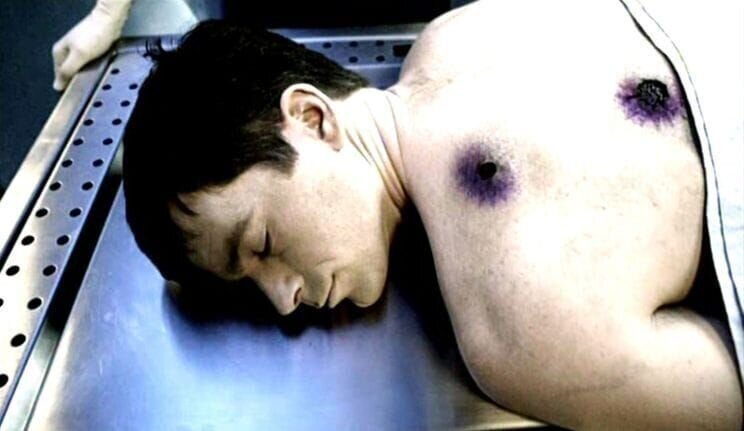 Im Central Park geschieht während einer Theaterveranstaltung unter freiem Himmel ein Mord. Wie bei einem Schattenspiel haben alle Zuschauer beobachten können, wie George Kolovos (Paul Papadakis) erstochen wurde. – Bild: RTL /​ CBS