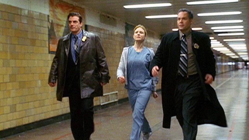 In einem Gefängnis wird der Alarm ausgelöst, alle Türen schließen sich: Detective Logan (Chris Noth, l.), Gefängnis-Krankenschwester Gina (Arija Bareikis) und Detective Goren (Vincent D’Onofrio) geraten in Panik. – Bild: MG RTL D