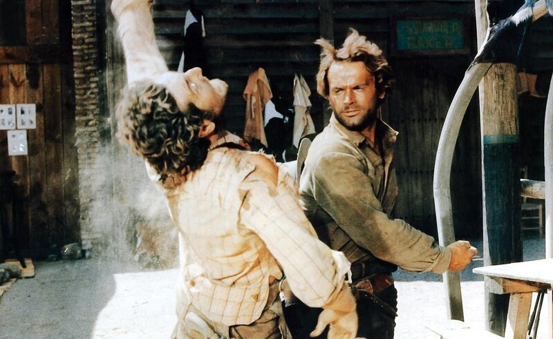 Django (Terence Hill, r.) lässt gern einmal die Fäuste fliegen …  Die Verwendung des sendungsbezogenen Materials ist nur mit dem Hinweis und Verlinkung auf RTL+ gestattet.; Django (Terence Hill, r.) lässt gern einmal die Fäuste fliegen …  Die Verwendung des sendungsbezogenen Materials ist nur mit dem Hinweis und Verlinkung auf RTL+ gestattet. – Bild: RTL /​ Tobis Film