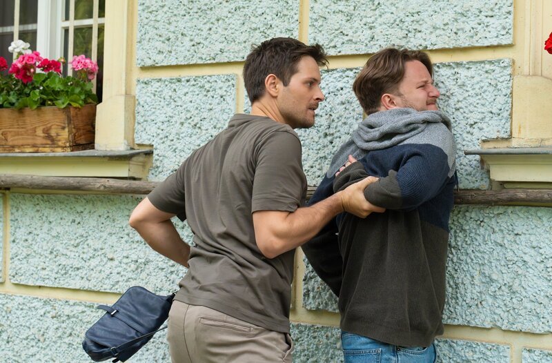 Massimo (Philip Birnstiel, l.) stellt den Dieb und kann Hildegards Tasche zurückgewinnen. – Bild: ORF/​ARD/​Thomas Neumeier