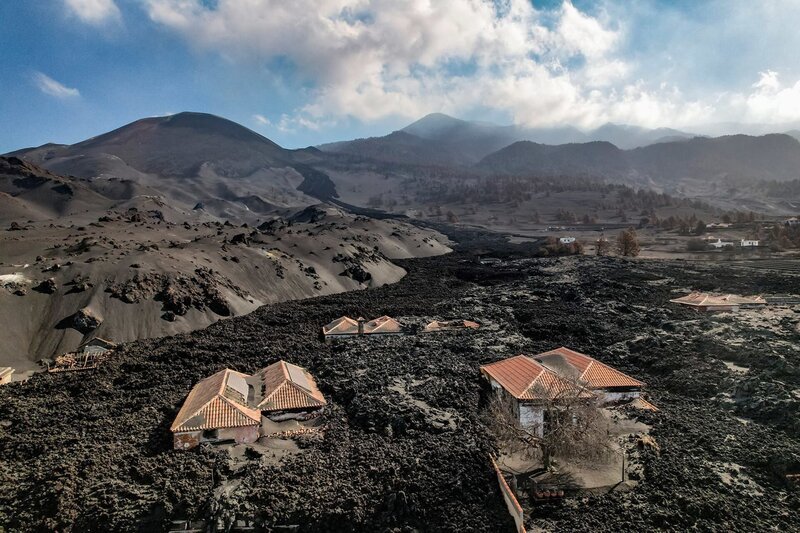 Die Lava begräbt ganze Dörfer auf La Palma unter sich. – Bild: ZDF und arte