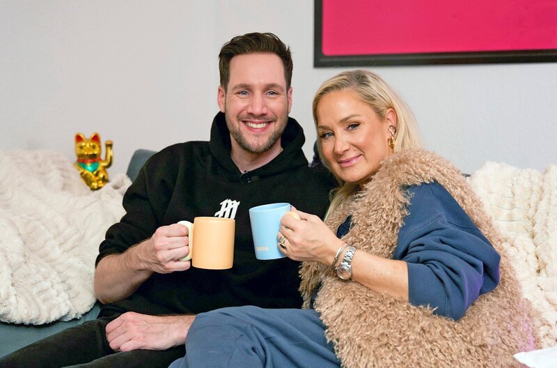 Gemeinsam verwandeln Moderator Sven Kroll (l) und Janine Kunze triste Wände in ein hyggeliges Zuhause voller Wärme und Gemütlichkeit. – Bild: WDR/​Triangolo GmbH