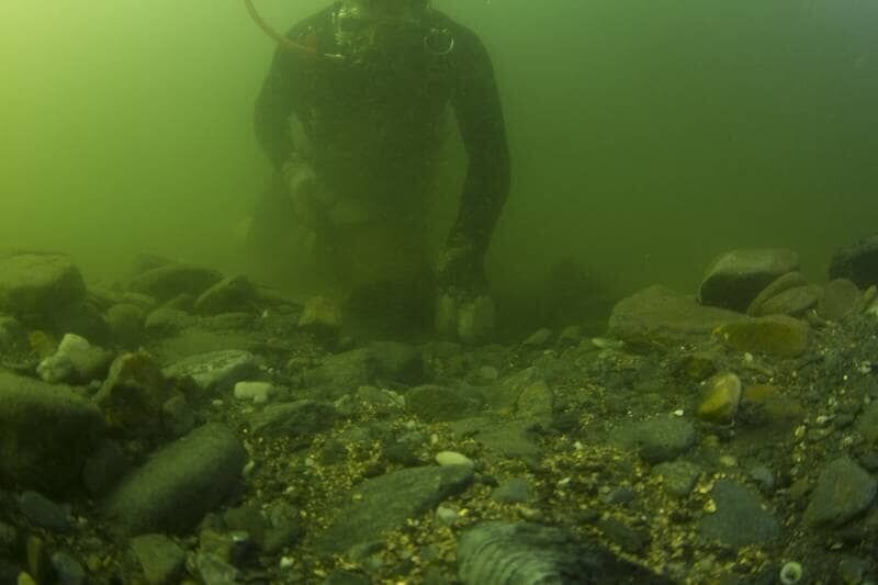A diver at the bottom of the sea. – Bild: Discovery Communications, Inc.