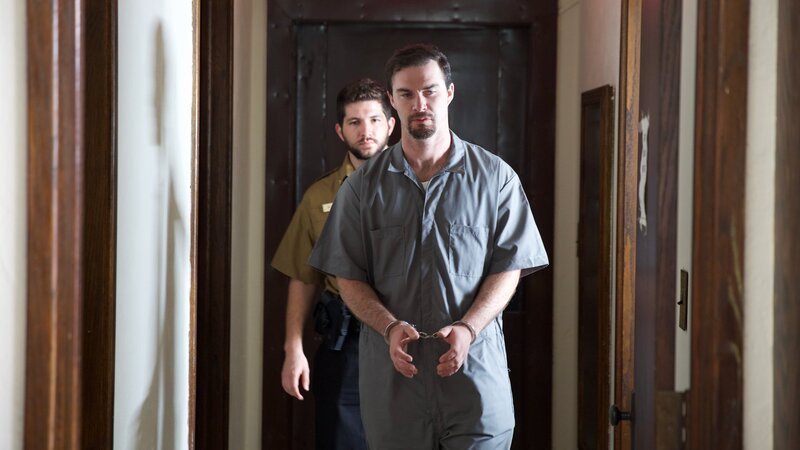 Chris S. (Court Guard) and Ryan Daley (Adult B.J) in courtroom – Bild: Discovery Communications, LLC