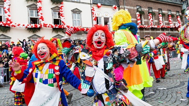 Der Rosenmontagszug aus Düsseldorf zieht unter dem Motto „Unser Rad schlägt um die Welt“ durch die NRW-Landeshauptstadt. – Bild: WDR/​Thomas von der Heiden