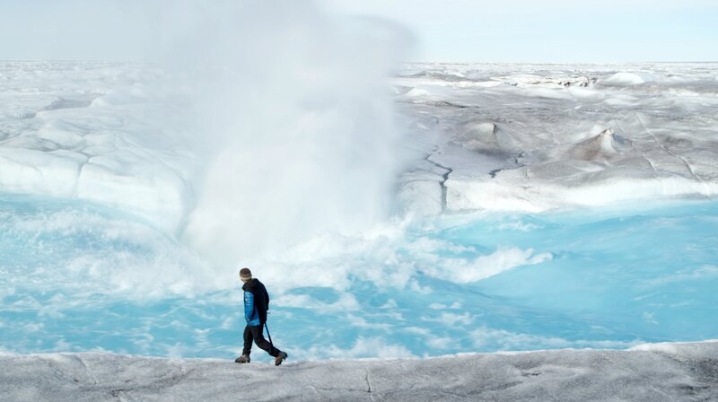 Glaziologe Prof. Alun Hubbard beobachtet die Kraft des schmelzenden Gletscherwassers am Grönländischen Eisschild auch an sogenannten „Gletschermühlen“, die das Wasser in die Eisdecke fräst. – Bild: phoenix/​ZDF/​BBC