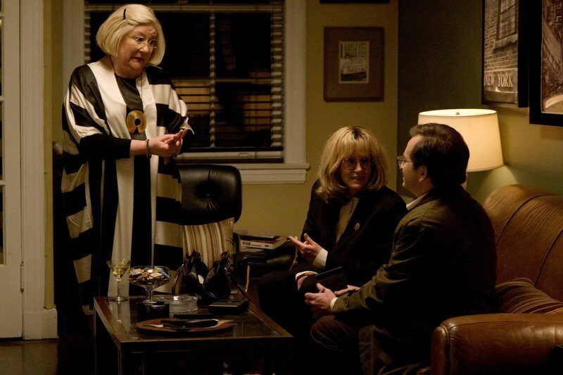 (l-r) Margo Martindale as Lucianne Goldberg, Sarah Paulson as Linda Tripp, Danny Jacobs as Michael Isikoff. – Bild: Fox /​ Twentieth Century Fox Film Corporation and FX Productions, LLC