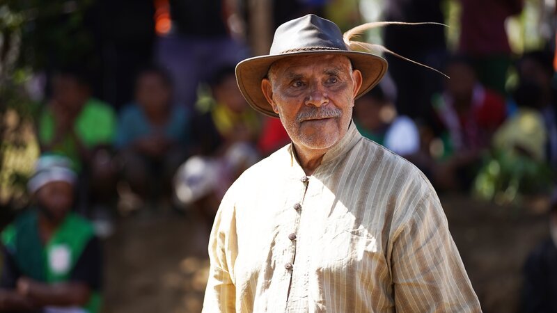 Mid shot of Joe Leahy (contributor) with his feathered hat – Bild: Discovery Communications LLC
