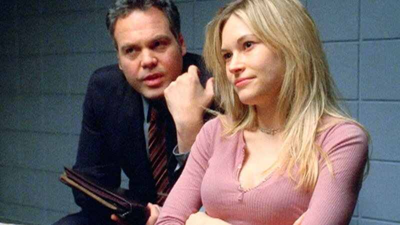 Detective Robert Goren (Vincent D’Onofrio) setzt Carly (Amanda Loncar) unter Druck: Nur sie kennt den Namen des Täters. – Bild: MG RTL D