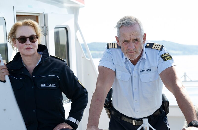 Nele Fehrenbach (Floriane Daniel, l.) und Paul Schott (Tim Wilde, r.) sind überrascht, wer sie zum Ablageort der Leiche geführt hat? – Bild: ARD/​Laurent Trümper