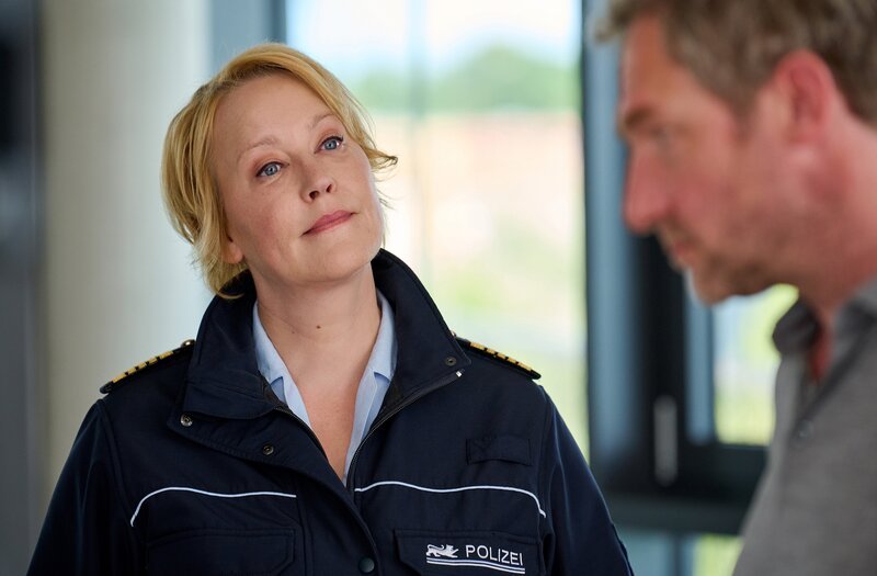Der Unternehmer Jürgen Kaltenbrunner (Johannes Zeiler, r.) wird von Nele Fehrenbach (Floriane Daniel, l.) informiert, dass seine Yacht gesunken ist und ein Toter an Bord gefunden wurde. – Bild: ARD/​Nicolas Gradicsky