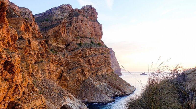 Steilküsten prägen den Norden der Costa Blanca. – Bild: ZDF/​NDR/​nonfictionplanet/​Manfred Uhlig