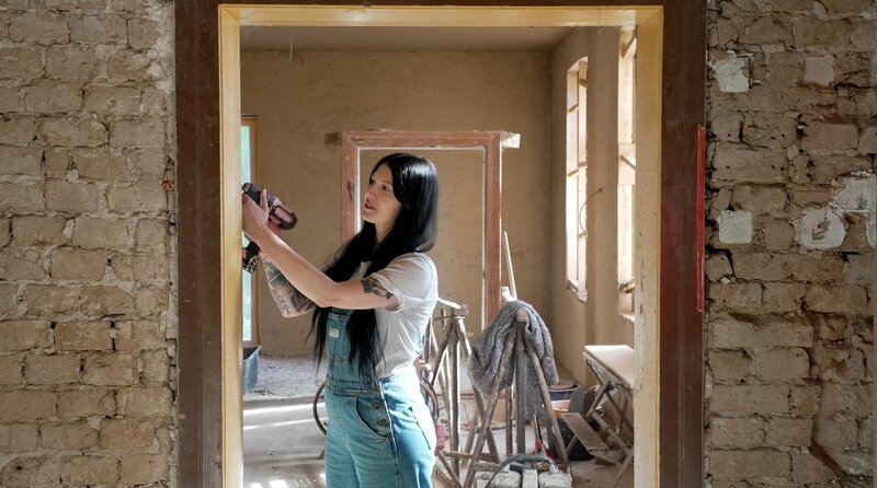 Victoria mit Akkuschrauber bei Handwerksarbeiten. – Bild: rbb /​ rbb Presse & Information