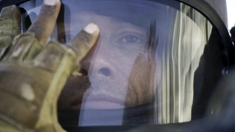 Bereitet sich auf die Bombenentschärfung vor: Sergeant Matt Thompson (Guy Pearce). – Bild: 3sat