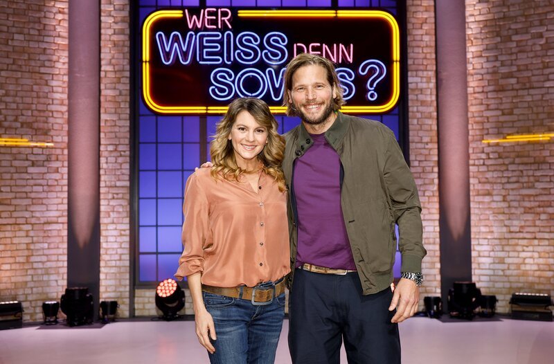 Die Kandidat:innen dieser Sendung: Die Schauspielerin Luise Bähr (l.) und der Schauspieler Sebastian Ströbel (r.). – Bild: ARD/​NDR/​UFA SHOW & FACTUAL/​Morris Mac Matzen