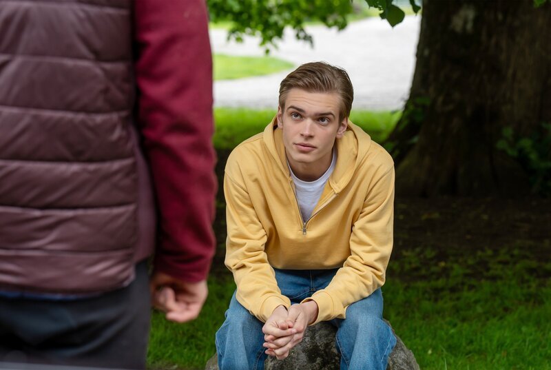 Leo (Aurel Klug, l.) und Elias (Orlando Lenzen, r.) freuen sich auf einen sturmfreien Abend. – Bild: ORF/​ARD/​Thomas Neumeier
