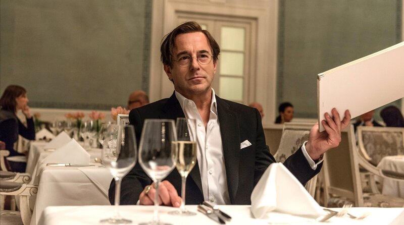 Gemeinsam mit Butler Carlos widmet sich Johann Friedrich von Allmen (Heino Ferch) der Wiederbeschaffung von geraubten Kunstwerken – natürlich mit üppigem Spesenkonto und fürstlichen Honoraren. Sein neuer Auftrag führt ihn an die Ostsee, wo er einen flüchtigen Dieb eines gestohlenen rosa Diamanten ausfindig machen soll. – Bild: PLURIMEDIA (ARD Degeto /​ Hardy Brackmann)