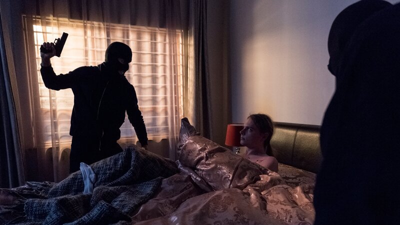 Ernie is woken and pistol whipped. Sam wakes screaming. Jonathan puts a knife to Sam’s throat. – Bild: Discovery Communications/​Raquel Fernandes/​Raquel Fernandes