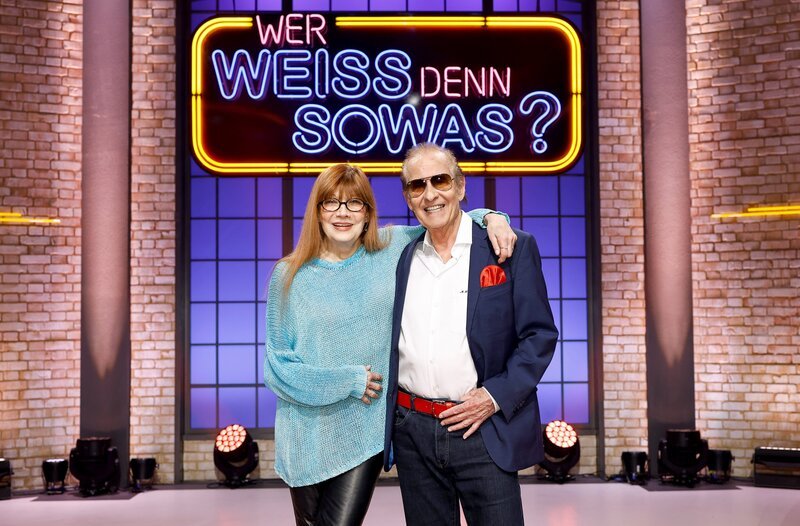 Die Kandidat:innen dieser Sendung: Die Sängerin und Schauspielerin Katja Ebstein (l.) und der Schlagersänger, Songwriter, Texter, Musiker und Musikproduzent Michael Holm (r.). – Bild: ARD/​NDR/​UFA SHOW & FACTUAL/​Morris Mac Matzen