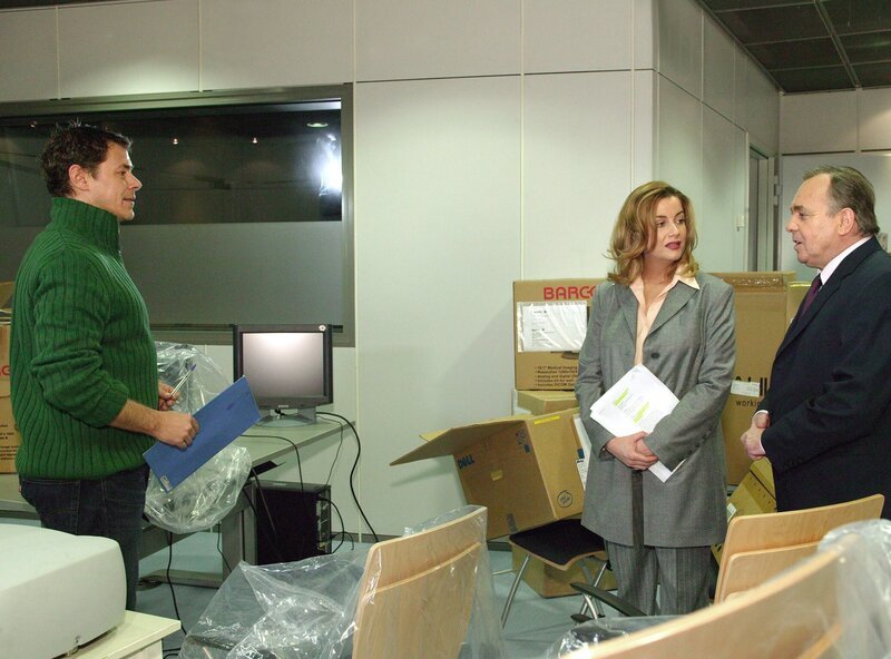 Prof. Gernot Simoni (Dieter Bellmann, re.) und Sarah Marquardt (Alexa Maria Surholt, mi.) sind sich einig – die digitale Radiologie wird eingeführt. Jan Berger (Sven Martinek, li.) wird dem Ärzteteam während der Einführung zur Seite stehen. – Bild: NDR/​MDR/​Krajewski