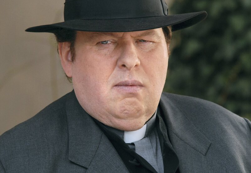 Pfarrer Braun (Ottfried Fischer) kann nicht anders – er muss „kriminalisieren“. – Bild: ARD Degeto/​Reiner Bajo