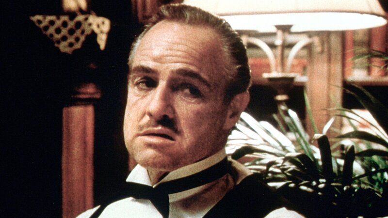 Don Vito Corleone (Marlon Brando) macht seinen Gegnern das Angebot, das diese nicht ablehnen können. – Bild: ZDF und ARD Degeto Film/​Paramount Pictures