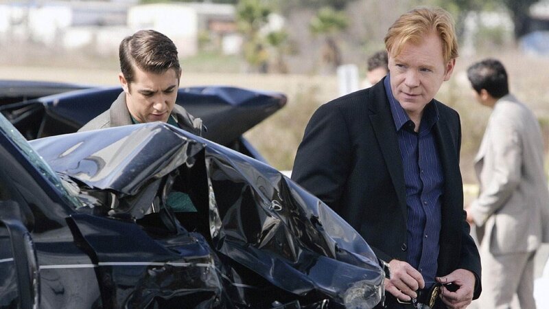 Horatio Caine (David Caruso, r.) und Ryan Wolfe (Jonathan Togo) begutachten das Autowrack. Dabei finden sie heraus, dass ein Schlauch des Lenksystems mutwillig durchtrennt wurde … – Bild: TVNOW /​ CBS