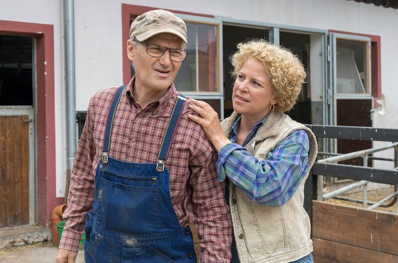 Karl (Peter Schell) hat sich beim Silieren verletzt und Bea (Christiane Brammer) möchte, dass er direkt zum Arzt geht. – Bild: SWR/​Alexander Kluge