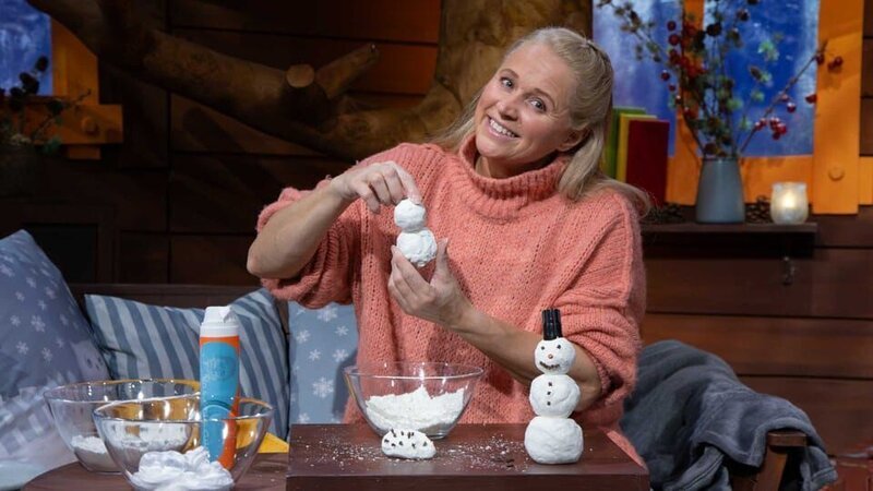 Singa zeigt, wie man ganz einfach Kunstschnee zum Selberbasteln im Warmen herstellt. – Bild: KiKA