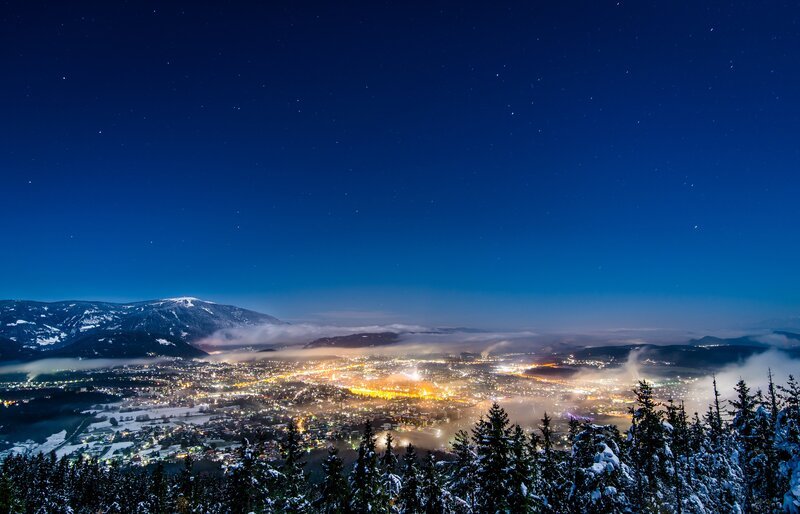 Blick auf Villach bei Nacht – Bild: Region Villach Tourismus /​ Michael Stabentheiner