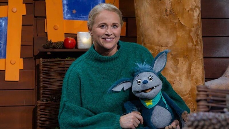 Fidi würde gerne mal einen Schneemann treffen und ihm ganz viele Fragen stellen. Nur leider ist im Baumhaus zu wenig Schnee. Singa hat eine Idee: Vielleicht trifft Fidi ja morgen eine Schneefrau? – Bild: KiKA